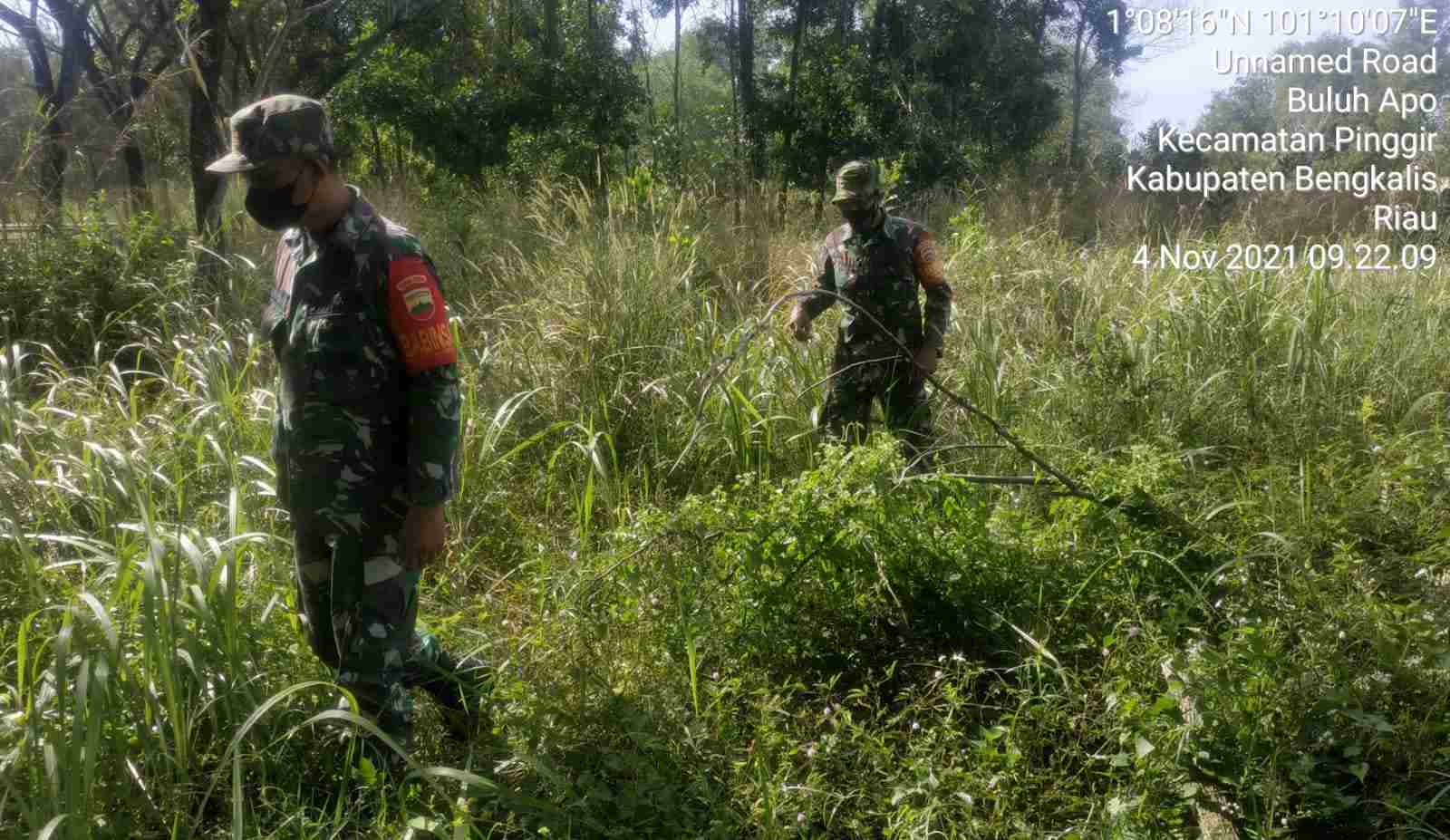 Sertu Robbi dan Serda D. Simanjuntak Patroli Karhutla di Wilayah Pinggir