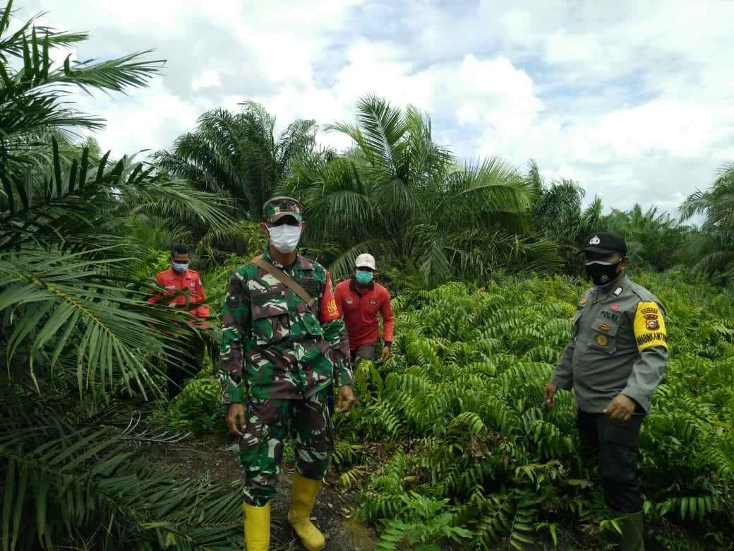 Serma Armen dan Bhabinkamtibmas Laksanakan Patroli Karhutla