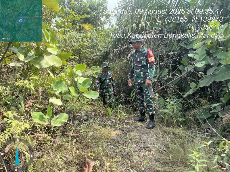 Babinsa Serka SDG Barus, Serda junaidi, Pratu M. hanafi Berpatroli Karhutla di Desa Petani, Kecamatan Batsol
