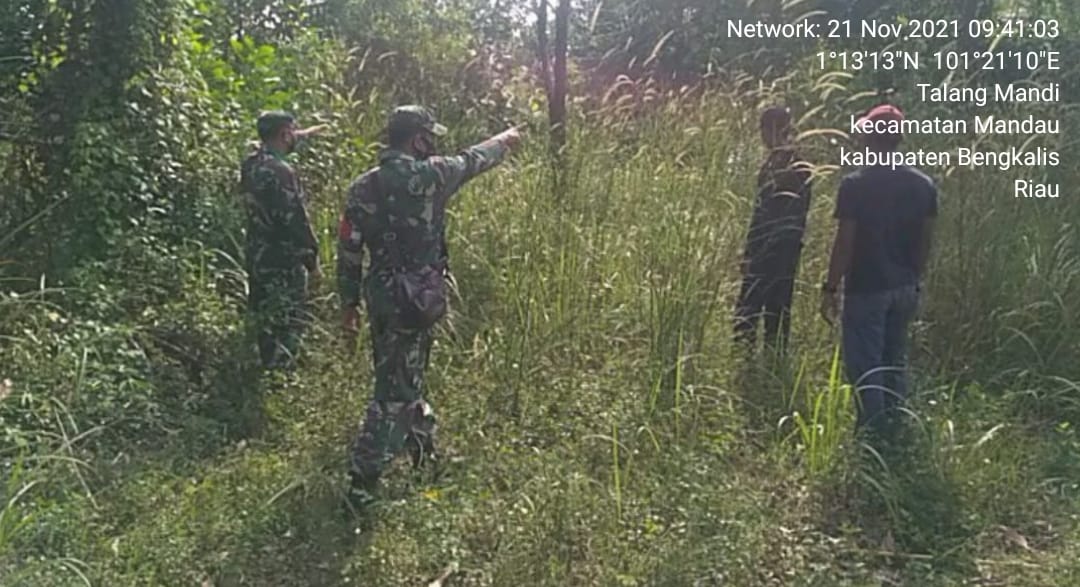 Serma Yulihar dan Serka Ristio Patroli Karhutla di Kelurahan Talang Mandi