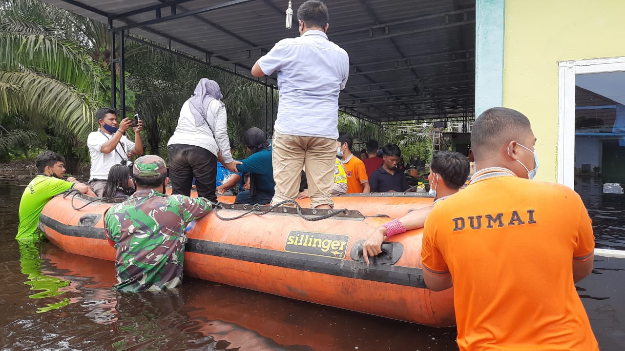 Dumai Selatan Diterjang Banjir, Warga Mulai Evakuasi