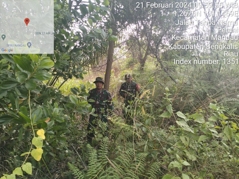 Cegah Karhutla, Babinsa Pelda Armen, Pelda Yulihar, dan Koptu S. Nasution di jalan Rangau Kilometer 13