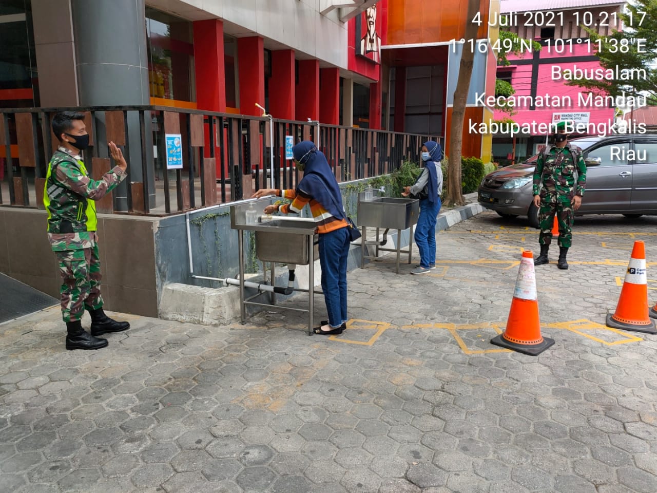 Serda M. Fikri Himbau Pengunjung Mall Mandau City Agar Protkes dan Gunakan Masker