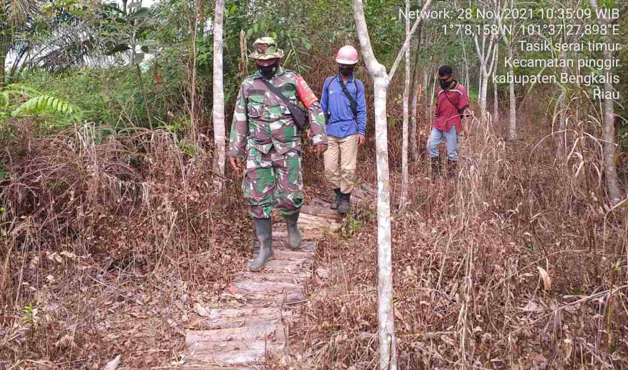 Serda P. Sinaga Patroli Karhutla di Desa Tasik Tebing Serai