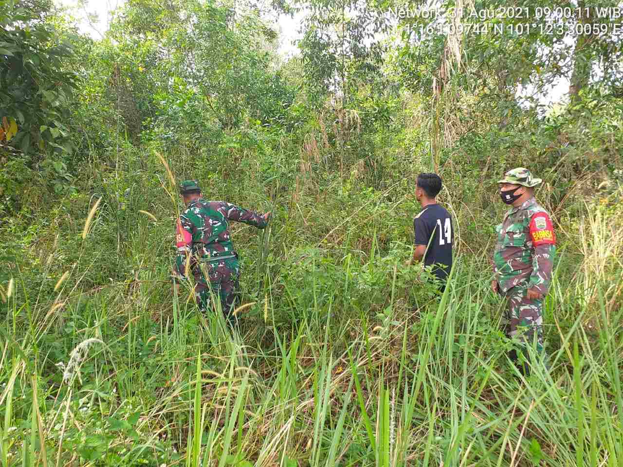 Serda P. Sinaga dan Serda Joni Patroli Hotspot di Kelurahan Balai Raja