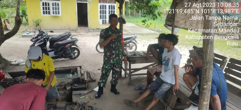 Sertu Handoko Berikan Penyuluhan Pancasila kepada Warga Desa Sebangar