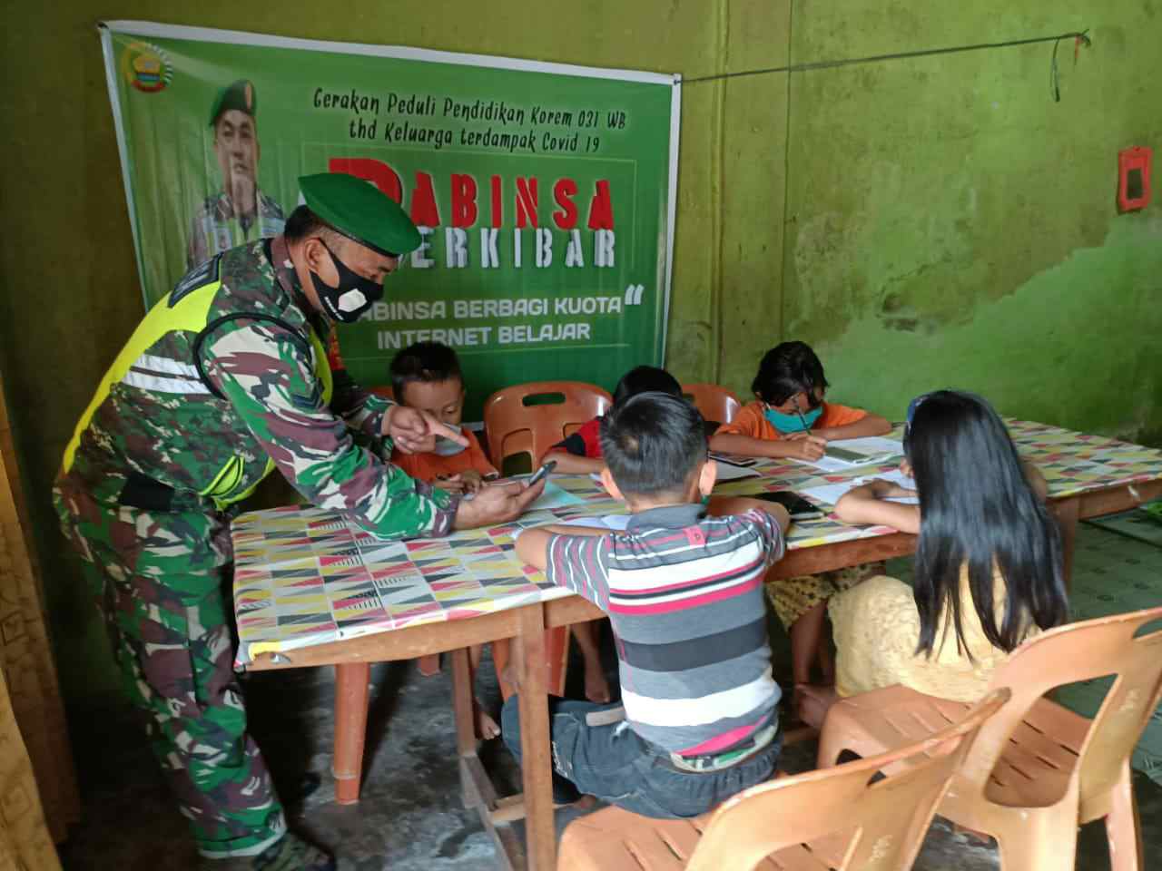 Sertu TR. Lase Bantu Siswa Belajar Dengan Metode Daring di Desa Beringin
