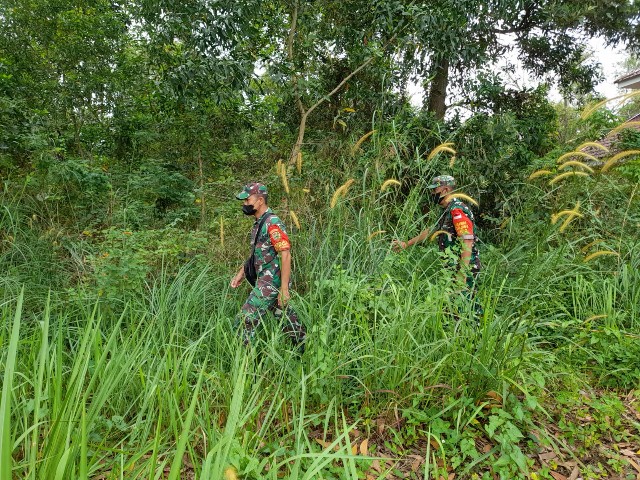 Peltu Jefri Dian dan Sertu SDG. Barus Patroli Karhutla di Wilayah Kecamatan Mandau