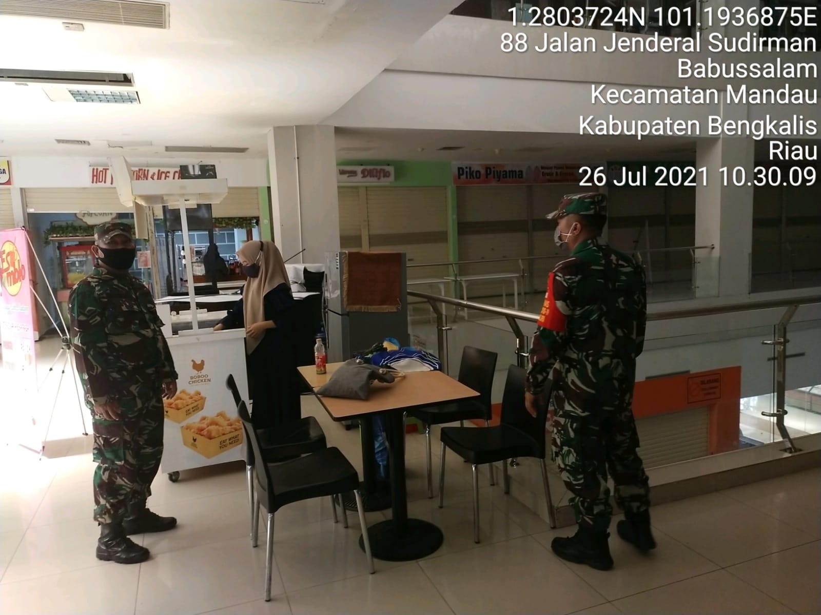 Serma Yulihar dan Serda P. Sinaga Laksanakan Himbauan Protkes di Mall Mandau City