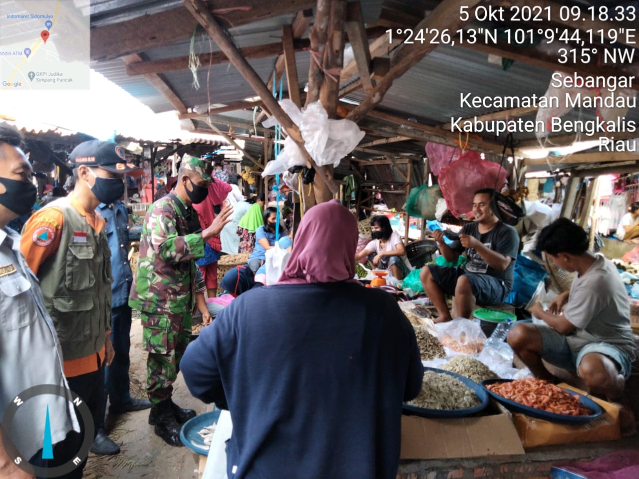 Serma Sutrisno Laksanakan Himbauan Protkes di Pasar Sidomulyo Desa Sebangar