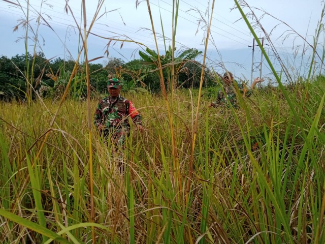 Gencar Laksanakan Patroli, Babinsa Koramil 03/Mandau Serda Paino dan Serda Ramadhani di Wilayah Duri