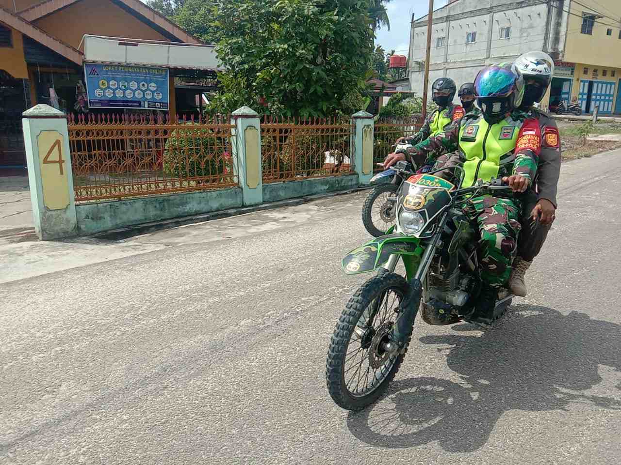 Serka N. Saragih Bersama Satpol PP Mandau Patroli Jelang Pemilukada di Gajah Sakti