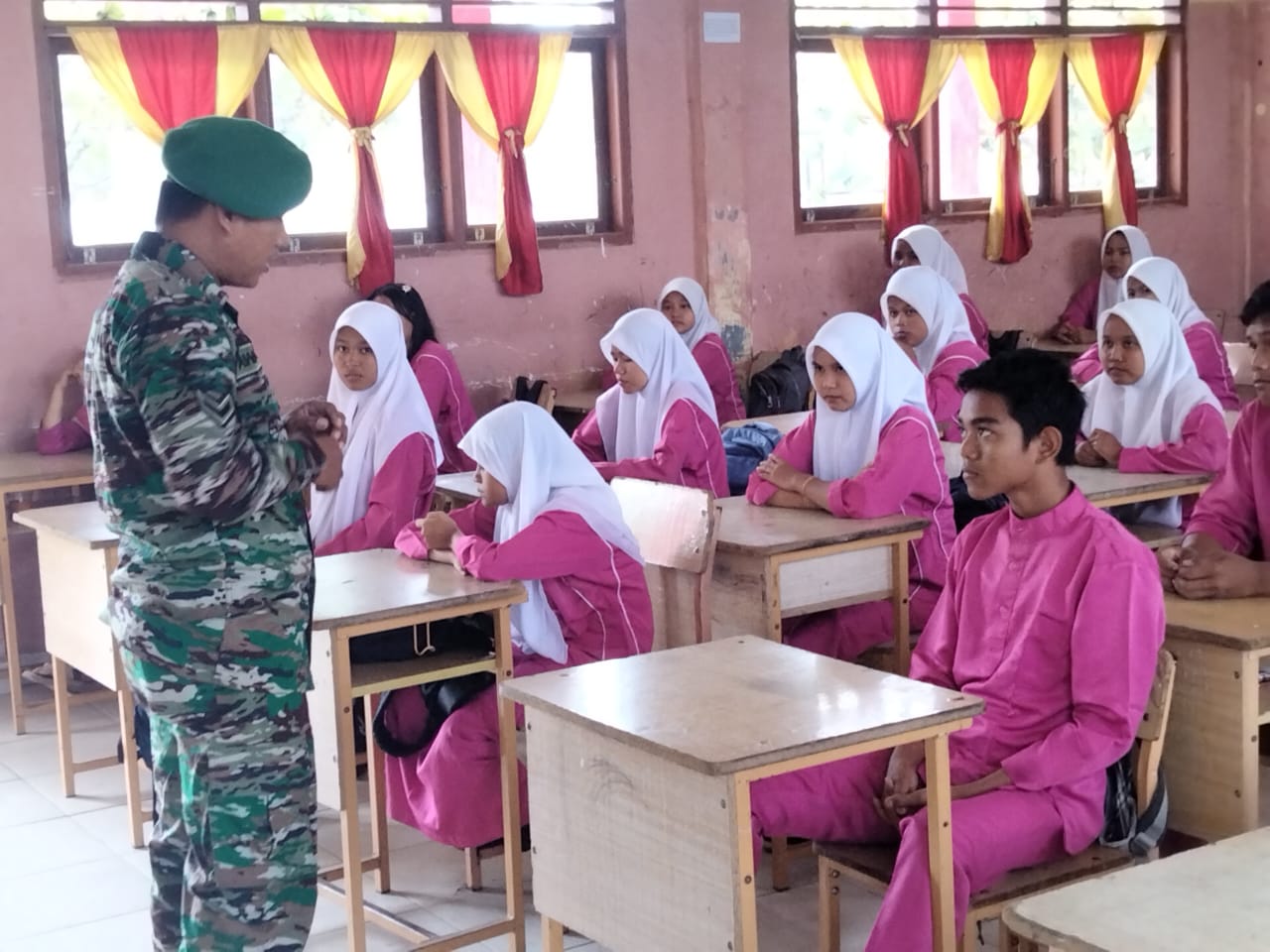 Babinsa Serda Awaluddin Komsos Mengenai Pemahaman Pancasila Kepada Siswa SMPN
