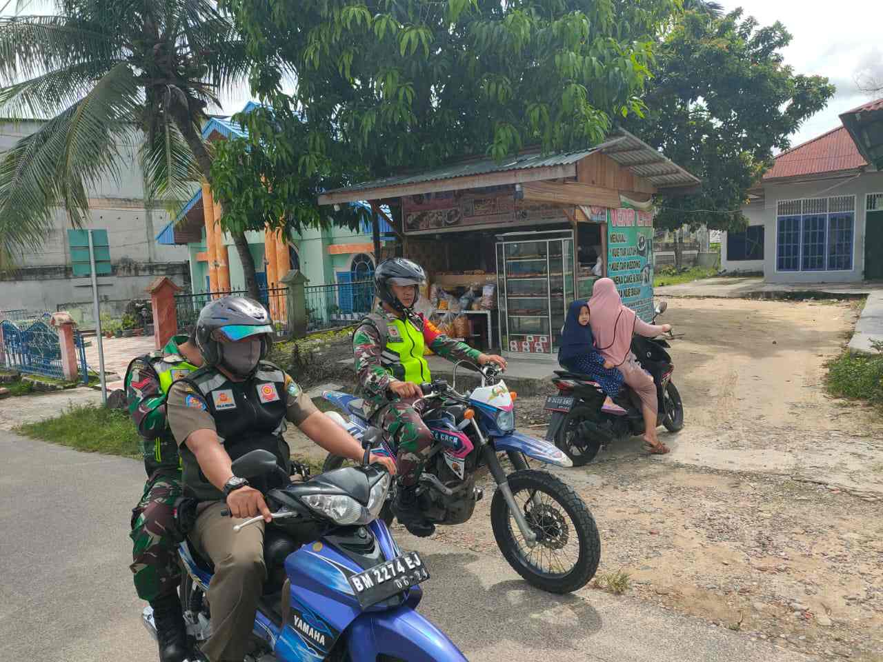Koptu M. Silaban Bersama Satpol PP Mandau Patroli Jelang Pemilukada Bengkalis di Air Jamban