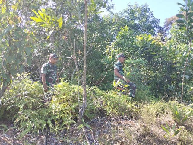 Babinsa Koramil 03/Mandau Sertu Robby dan Serda AT. Silaban Terus Laksanakan Patroli Karhuta di Jalan Simpang Lingkar