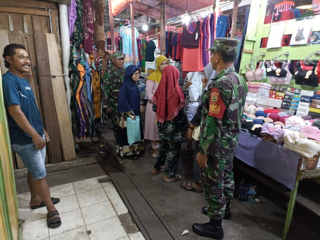 Babinsa Sertu Robbi, Serda P. Sinaga, Serda Ramadhani Himbau Protkes di Pasar Dewi Sartika