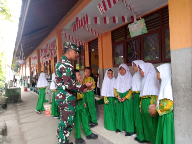 Babinsa Serda Zulkarnain Berikan Penyuluhan Pancasila Kepada Siswa SD di Desa Simpang Padang