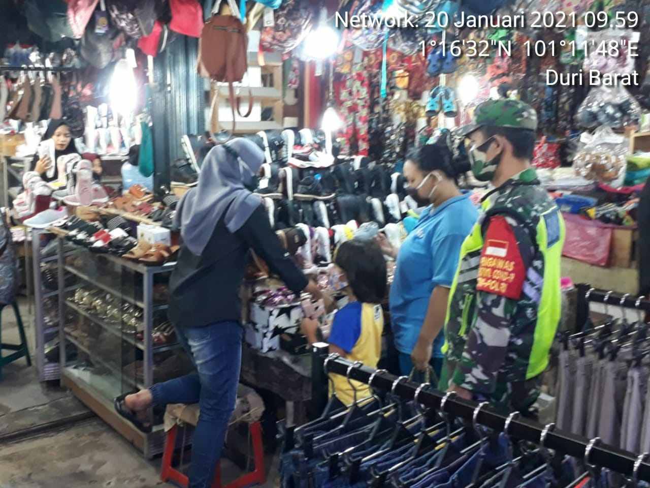 Sertu Ristiyo Babinsa Koramil 04/Mandau Himbau Protkes di Pasar Dewi Sartika