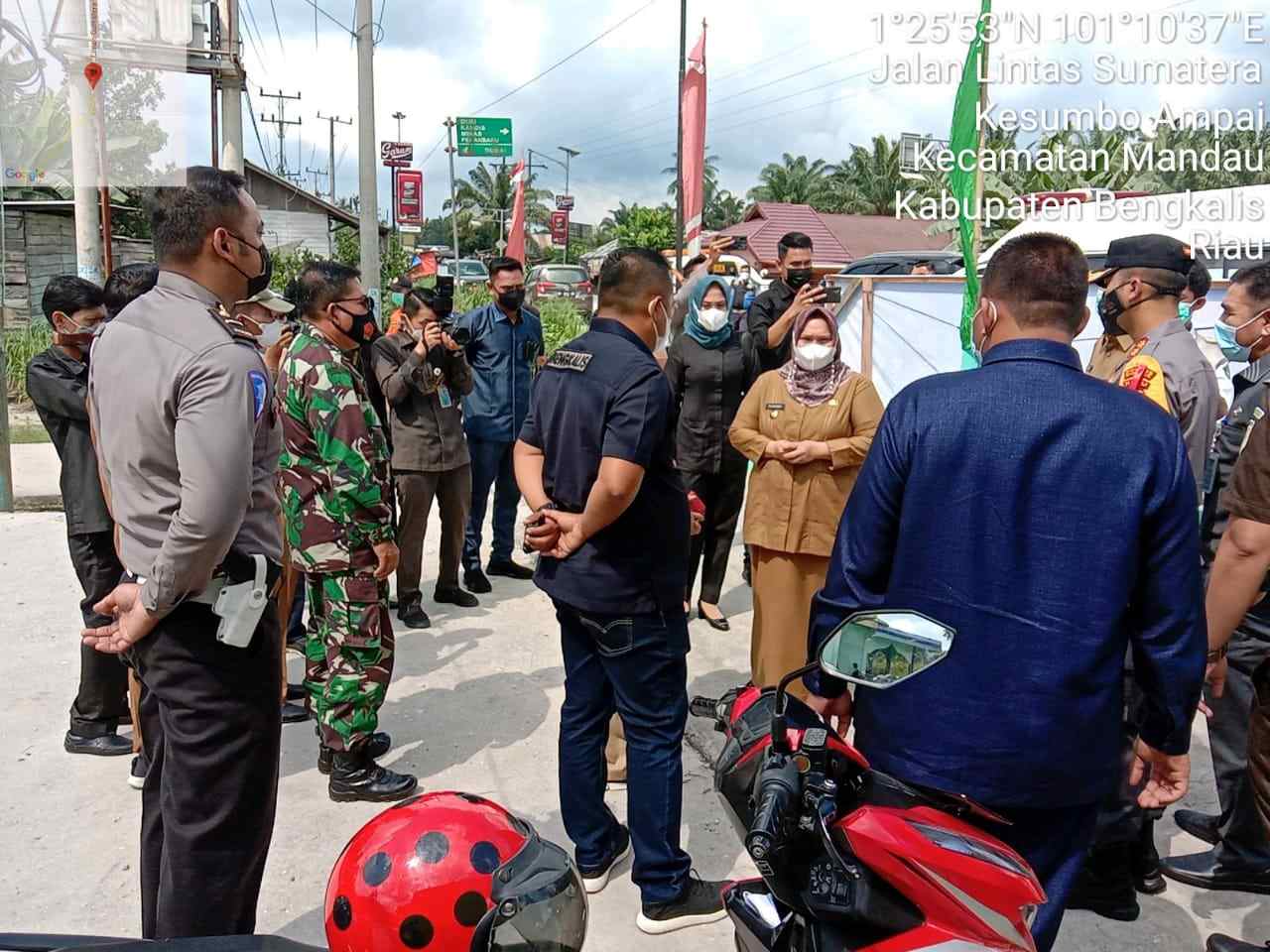 Danramil 04/Mandau Dampingi Bupati Bengkalis Tinjau Pos Penyekatan Bathin Solapan
