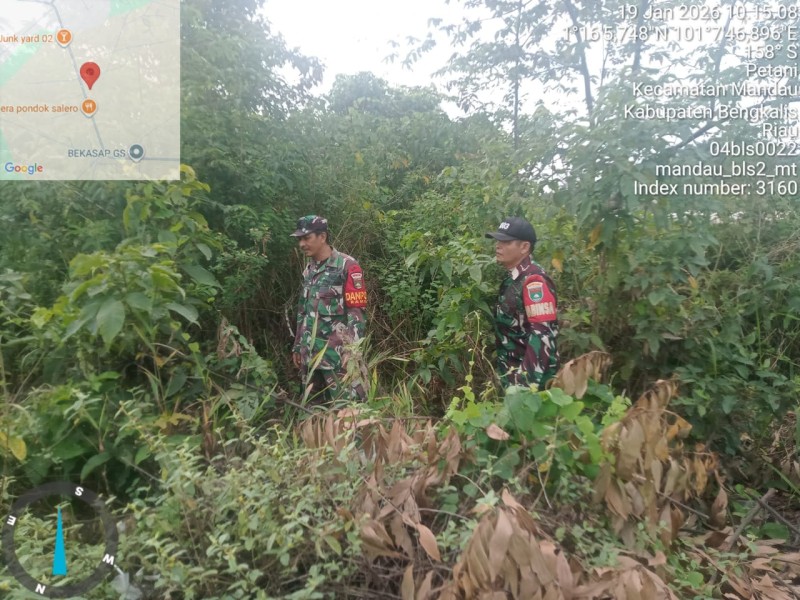 Babinsa Pelda Suprapto, Serda Z Panjaitan, Serda Zulkarnain Patroli Karhutla di jalan Rangau