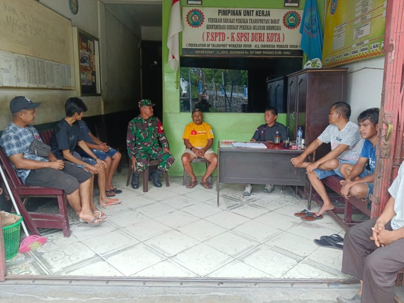 Babinsa Sertu Firman Sihotang Berikan Penyuluhan Pancasila Kepada warga Kelurahan Air Jamban