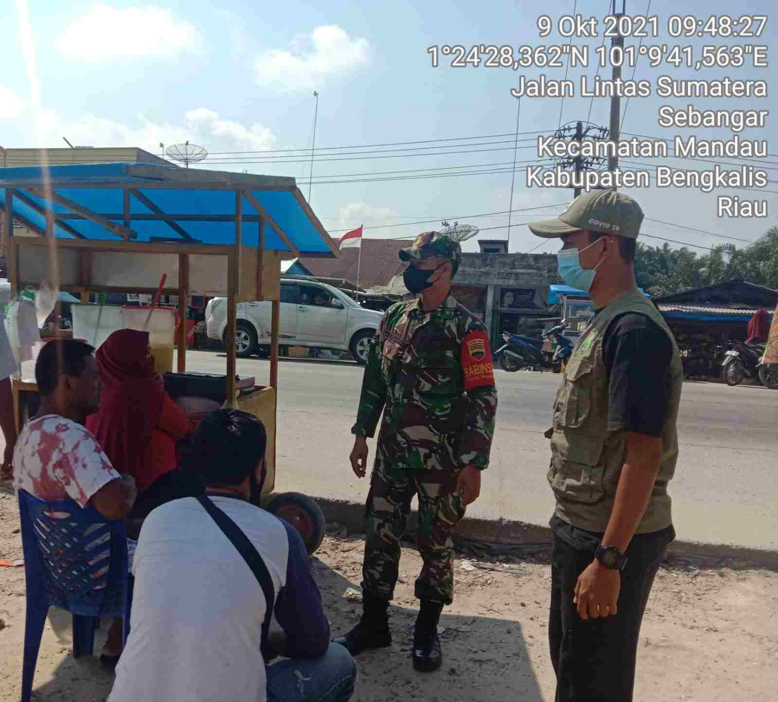 Himbau Protkes Kepada Pengunjung Pasar Sidomulyo Oleh Babinsa Sertu Handoko