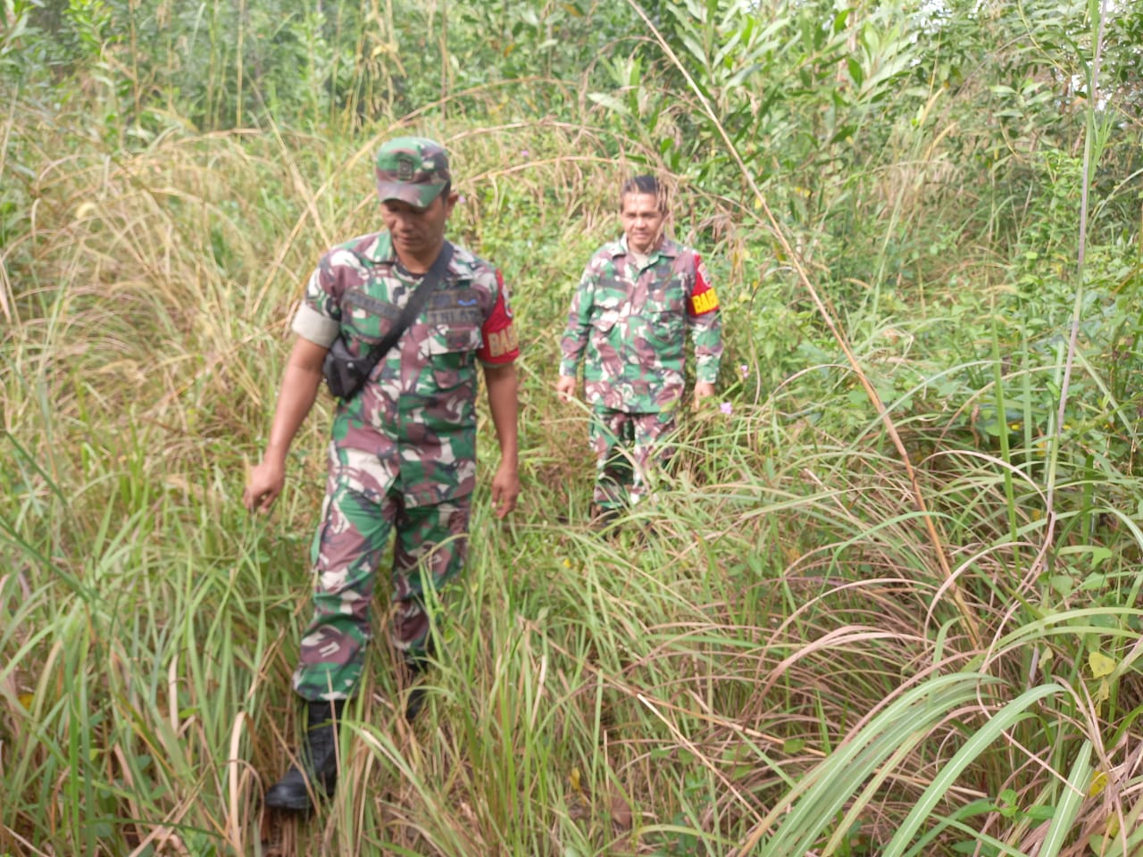 Serka Fauzi dan Serda Joni Karhutla di Desa Petani