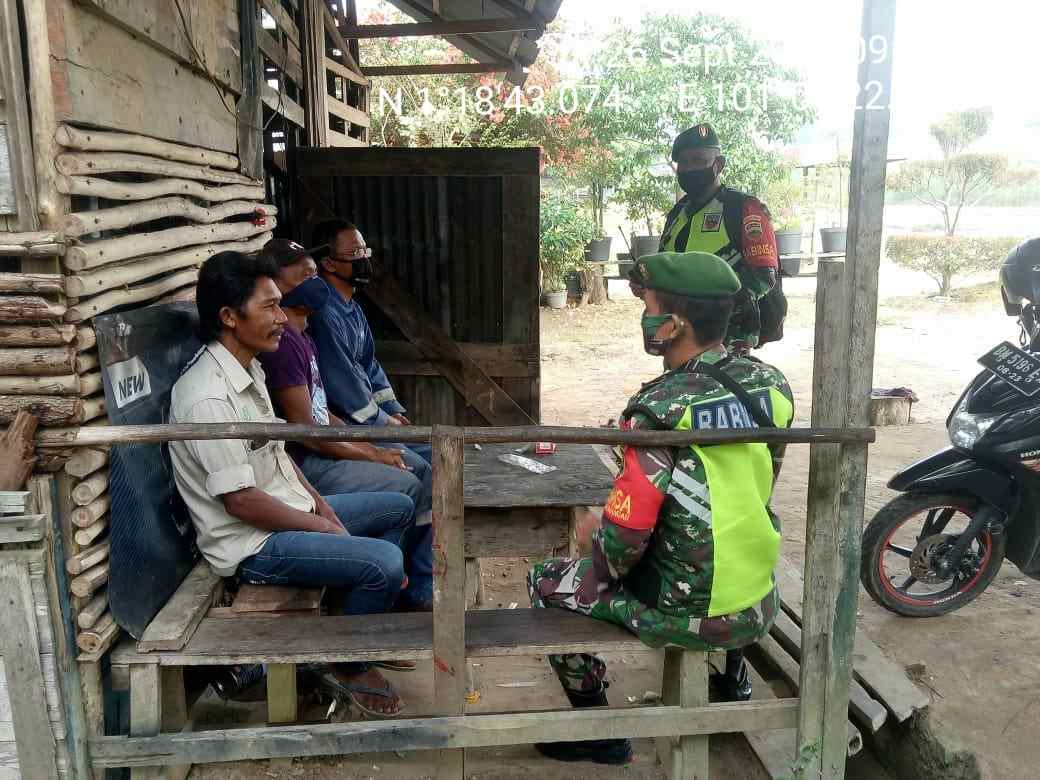 Peltu Jefri dan Sertu SDG. Barus Laksanakan Sosialisasi Karhutla di Desa Petani