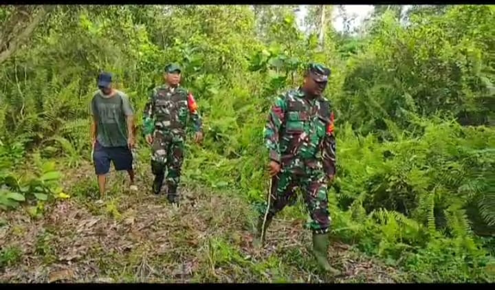 Terus Laksanakan Patroli, Babinsa Koramil 03/Mandau Serda P. Sianaga dan Kopda S. Nasution di Tasik Serai Timur