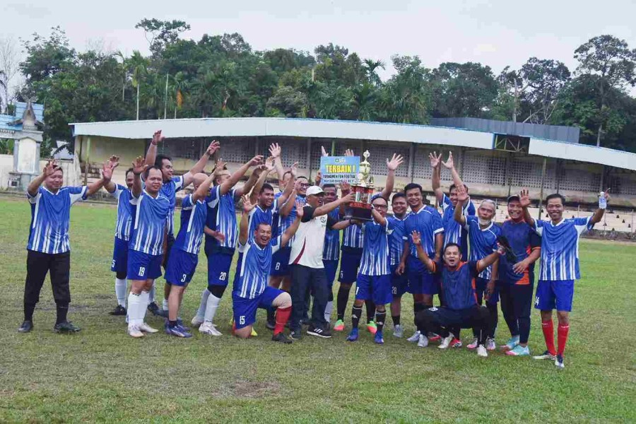 Ditandai Kick Off, Wabup Bagus Santoso Resmi Buka Fun Football Hari Jadi Bengkalis, Tim A Keluar Juara Terbaik I Tim A dipimpin langsung Sekda Bengkalis, keluar sebagai juara terbaik I.
