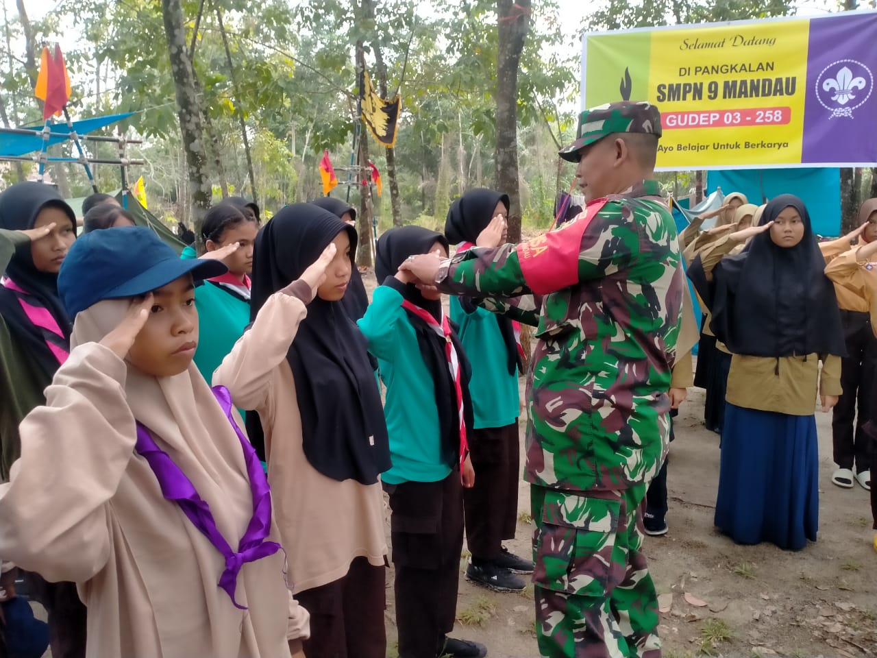 Babinsa Pelda Amiruddin Latih PBB Kepada Siswa SMP dan SMA di Kampung Pancasila