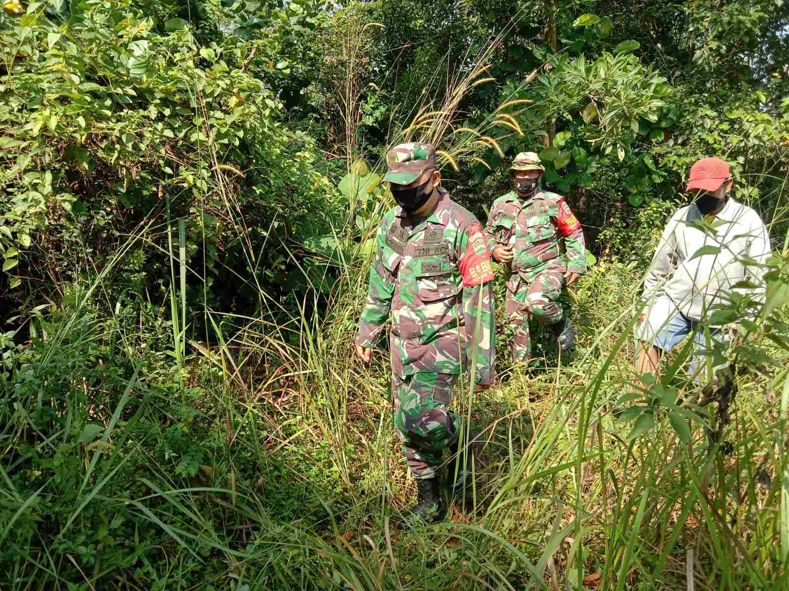 Serka Agusliadi dan Koptu Ml. Silaban Patroli Karhutla di Desa Boncah Mahang