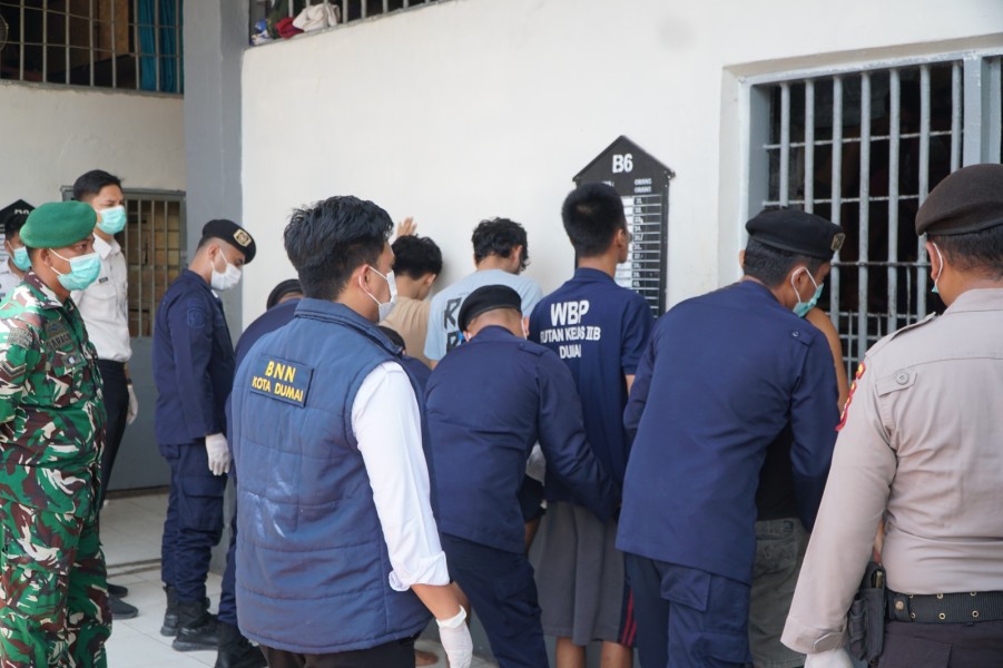 Gandeng APH, Rutan Dumai Gelar Razia Blok Hunian dan Tes Urin Pegawai dan Warga Binaan