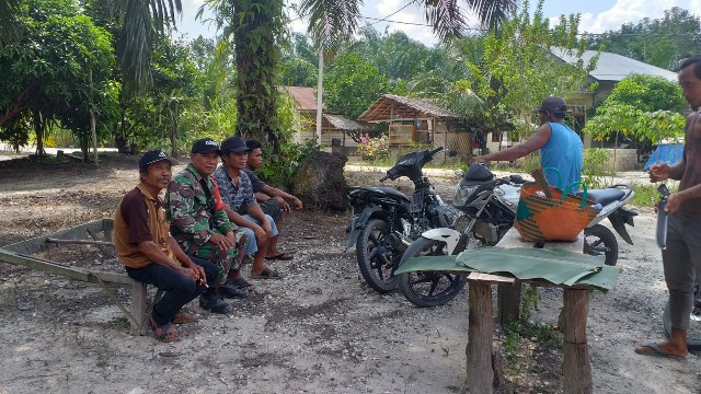Serda P. Sinaga Sosialisasi Karhutla di Desa Tasik Tebing Serai