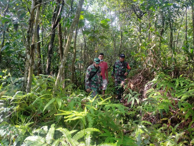 Babinsa Serka N. Saragih dan Kopda M. Khan Patroli Karhutla di Pinggir