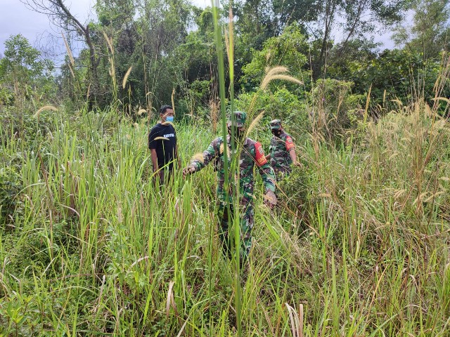 Sertu Ali dan Koptu Ml. Silaban Patroli Karhutla di Desa Bumbung dan Desa Sebangar