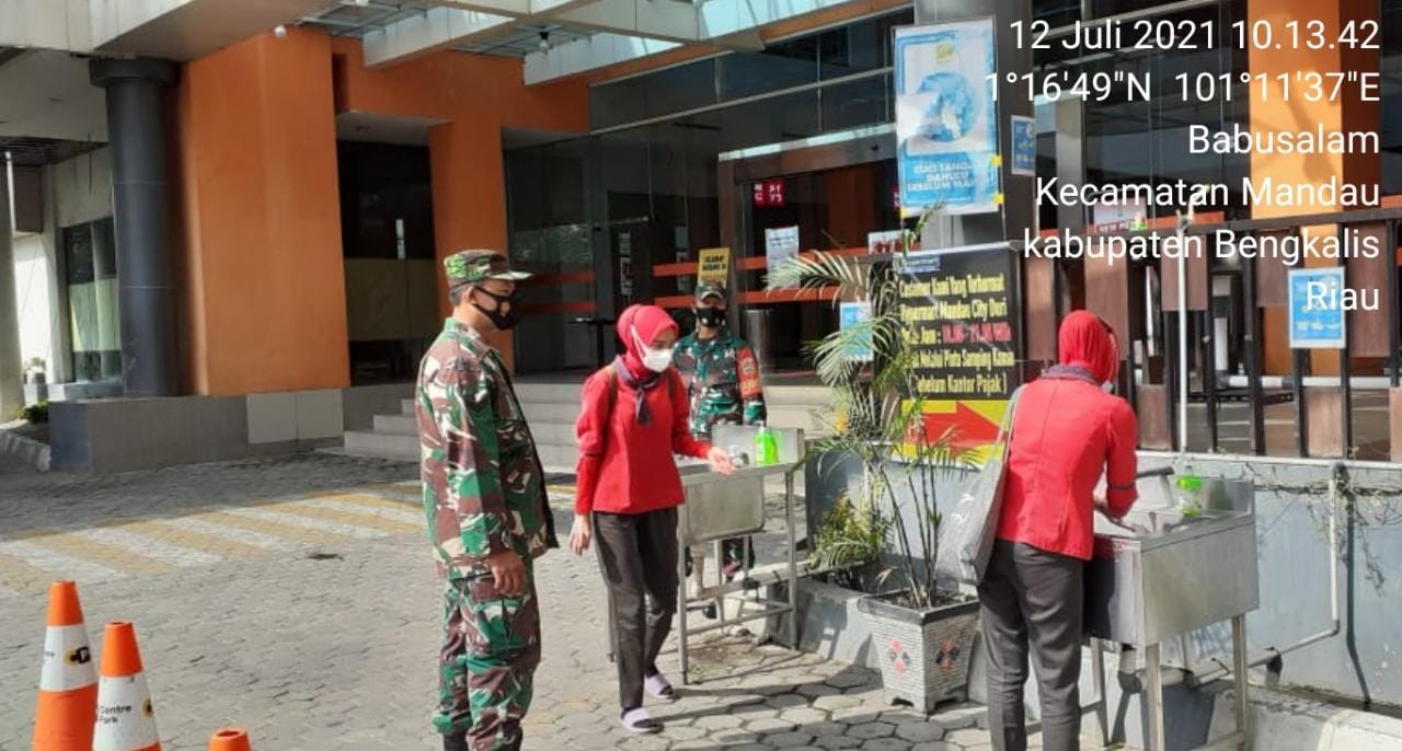 Sertu Agung Himbau Pengunjung Mall Mandau City Agar Protkes dan Gunakan Masker