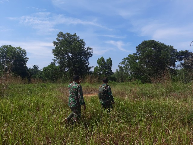 Serda Paino dan Serda Ahmad Junaidi Patroli Karhutla di Kelurahan Pematang Pudu