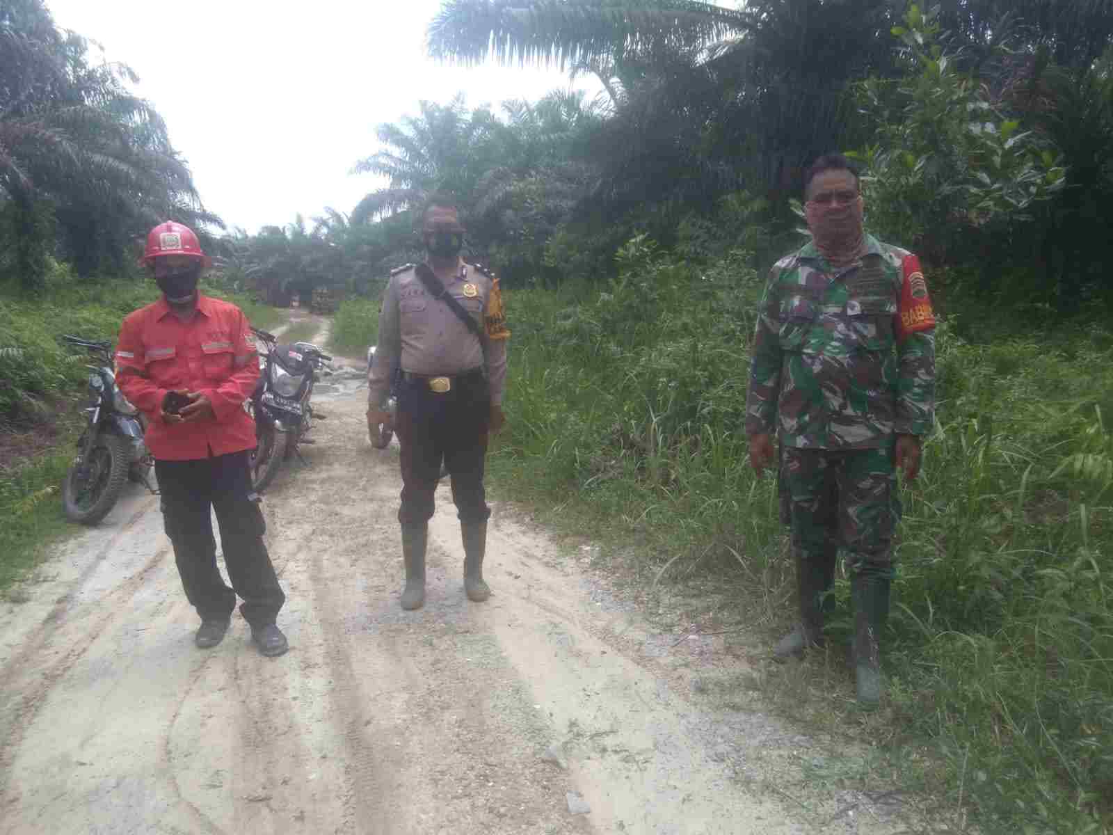 Serda S. Sijabat dan Bhabinkamtibmas Patroli Hot Spot di Desa Tasik Serai Barat