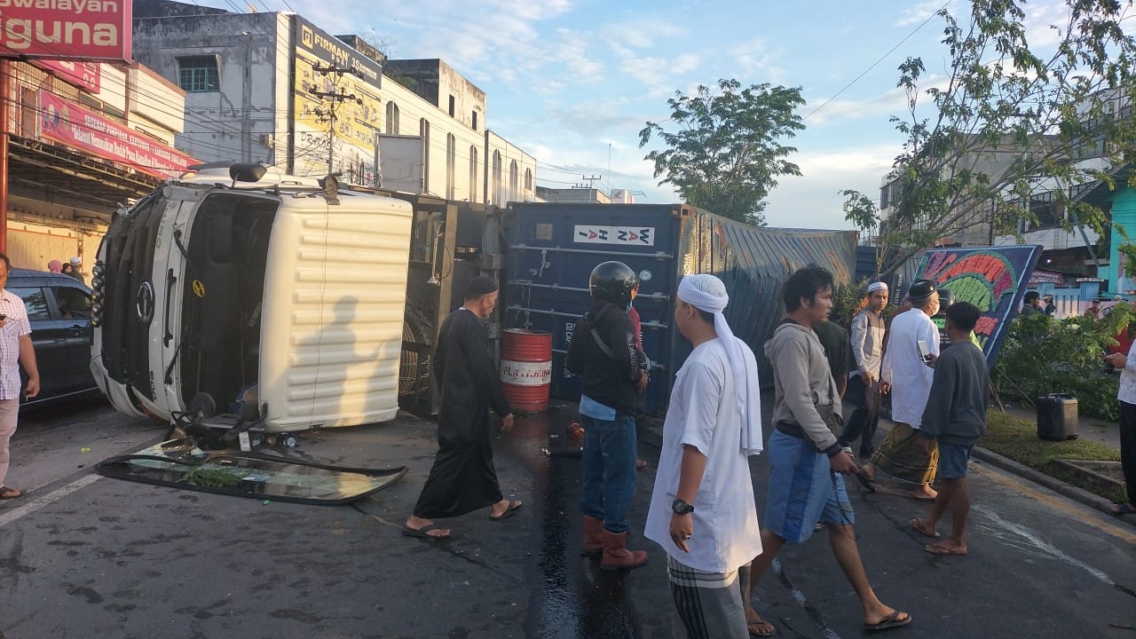 Lakalantas, Diduga Pecah Ban, Container Terguling di Jalan Hang Tuah Duri