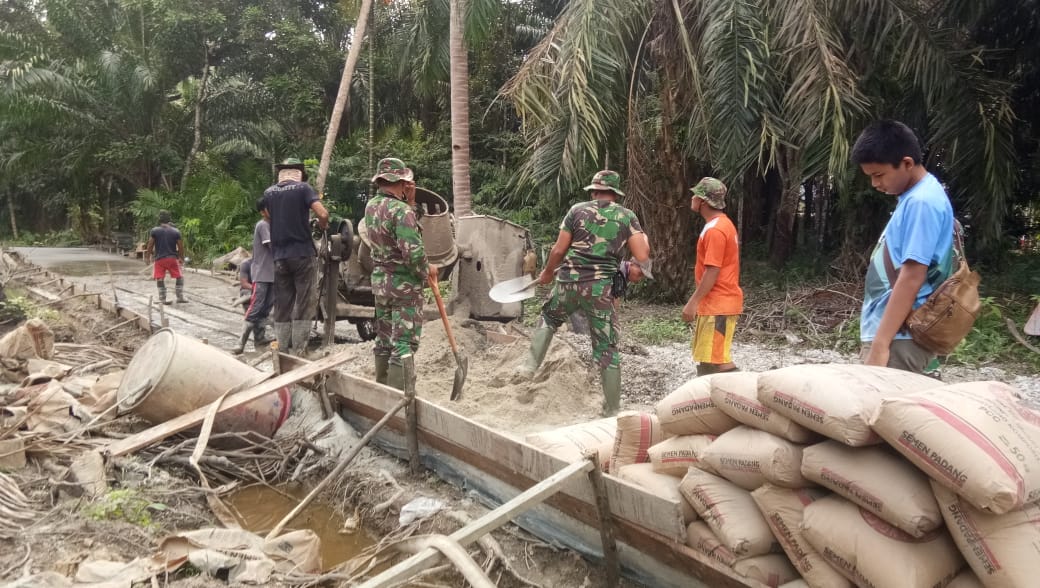 Melihat Kekompakan TNI dan Masyarakat