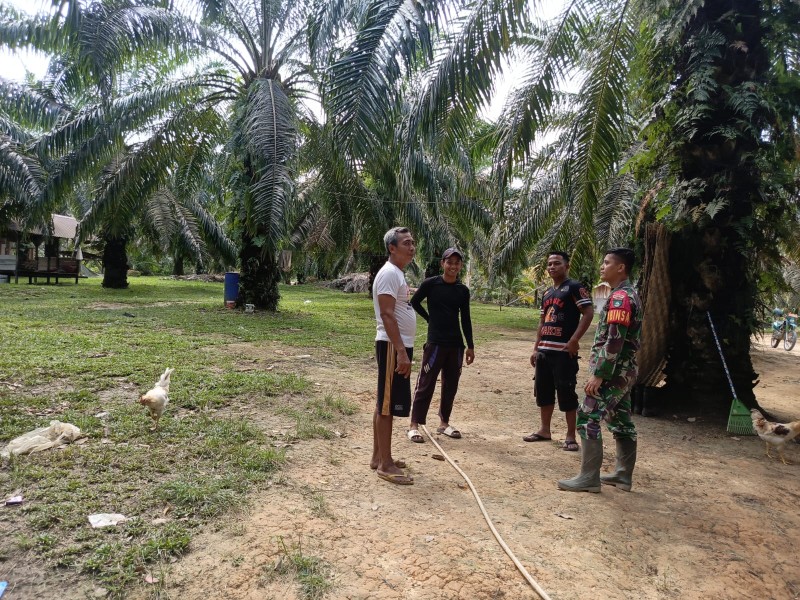 Babinsa Praka Amser Manulang Berikan Penyuluhan Pancasila Kepada Warga Dess Melibur