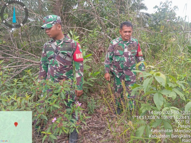 Babinsa Serka Fauzi, Serda Riza R, Pratu I. Sinaga Berpatroli Karhutla di Rangau, Desa Petani, Kecamatan Batsol