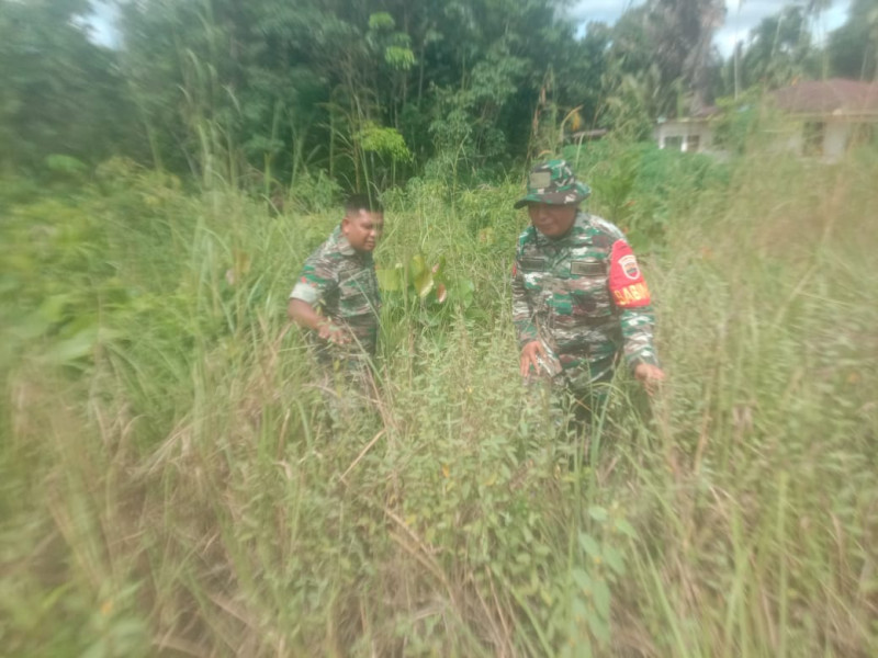Terus Laksanakan Patroli, Babinsa Koramil 03/Mandau Koptu Ml. Silaban dan Kopda S. Nasution di RT 03 RW 02, Tasik Serai
