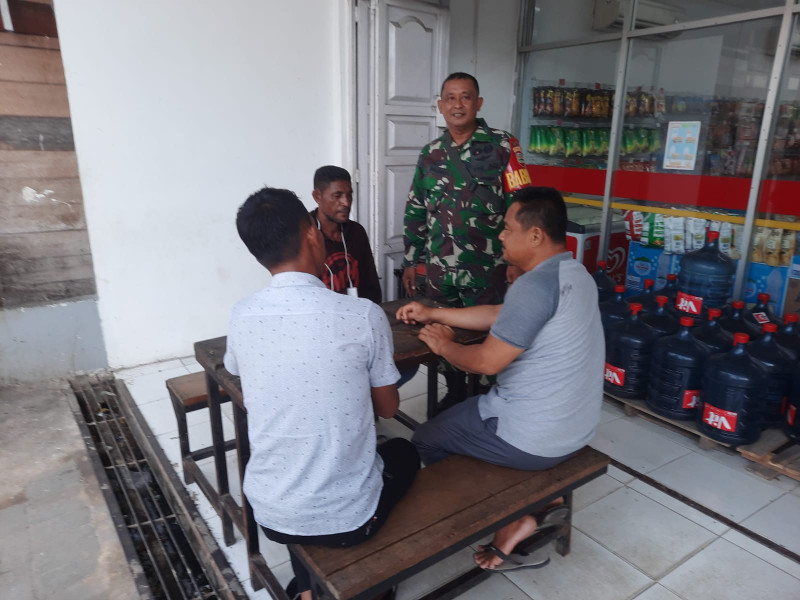 Babinsa Serda Paino Berikan Komsos Pancasila Kepada Warga RT 01 RW 02 Kelurahan Air Jamban