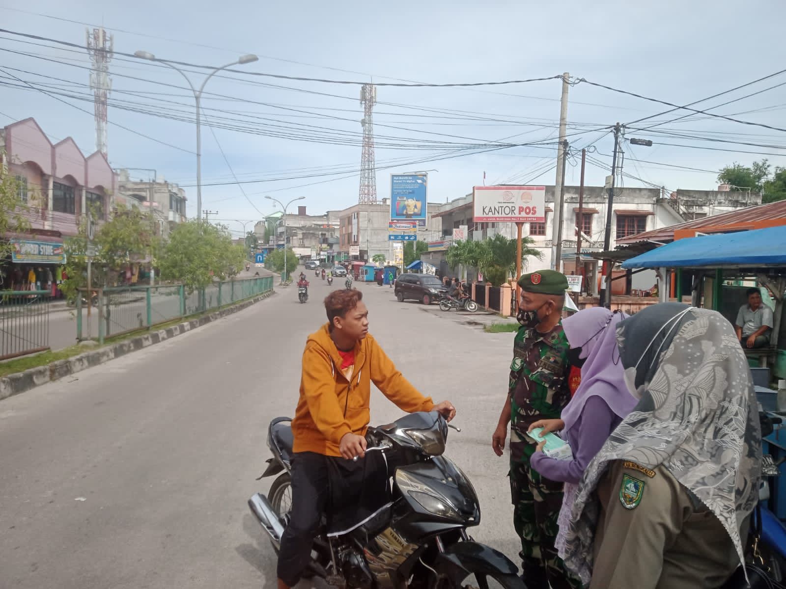 Babinsa Peltu Jefri Dian Penerapan PPKM di Jalan Sudirman Kelurahan Babussalam