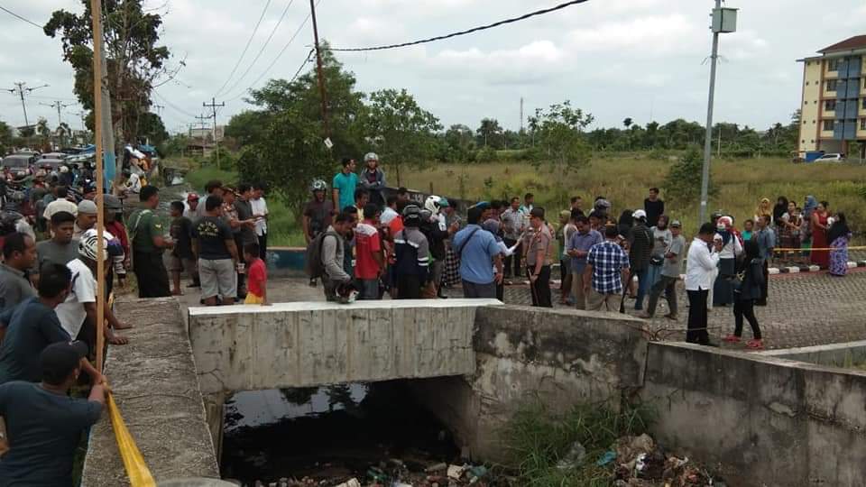 Warga Temukan Mayat Pemulung di Parit Penuh Sampah