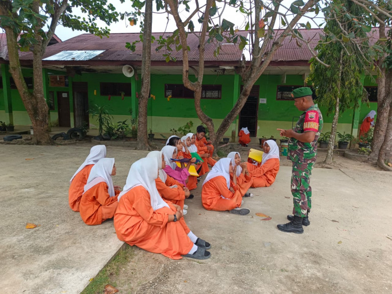 Babinsa Serda Awaluddin, Berikan Penyuluhan Pancasila Kepada Siswa SMPN 1 Batsol, di Kampung Pancasila