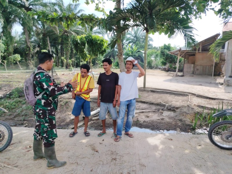 Babinsa Koptu Bambang Berikan Penyuluhan Pancasila Kepada Warga Desa Pinggir, Pinggir Kampung Pancasila