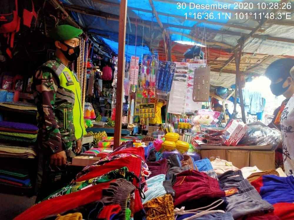 Serda M. Fikri Himbau Wajib Masker dan Protkes di Pasar Duri Barat